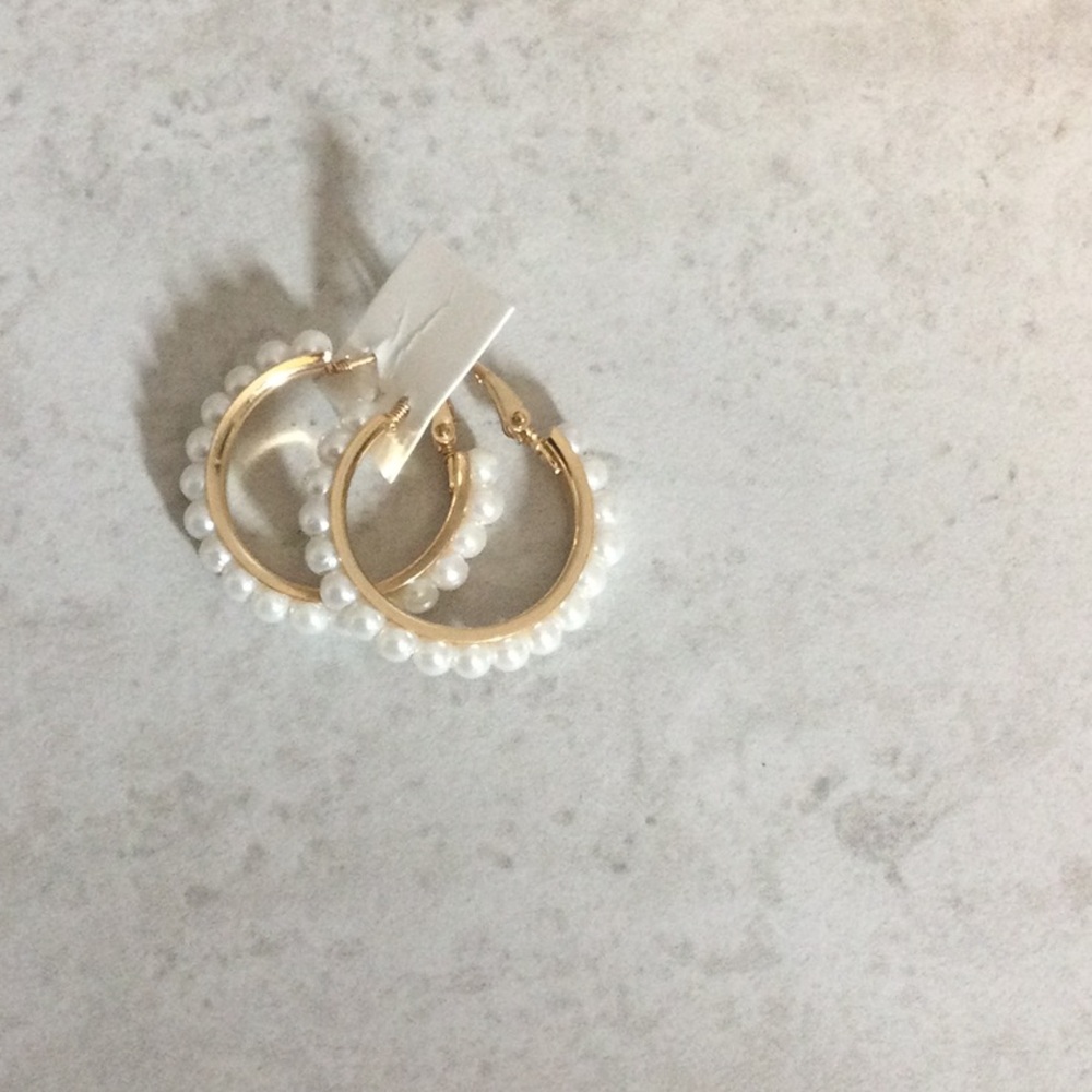 NWT 1.25” Gold Hoop Earrings with White Faux Pearls